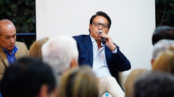 Quito, 26 de julio de 2023. Fernando Villavicencio en un conversatorio. (API)