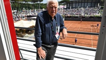 El extenista italiano Nicola Pietrangeli posa en el torneo de tenis ATP de Roma en el Foro Itálico, en Roma, el 11 de mayo de 2022. Bicampeón de Roland Garros en 1959 y 1960. (AFP)