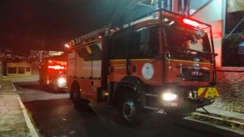 El vehículo del Cuerpo de Bomberos de Quito que acudió al lugar de la emergencia. (Cortesía del CBQ)