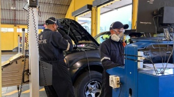 Los técnicos de los centros de revisión técnica vehicular. (Cortesía de Quito Informa)