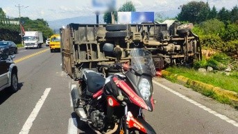 Un camión se volcó en el sector Miravalle, en la avenida Oswaldo Guayasamín (Bomberos Quito)
