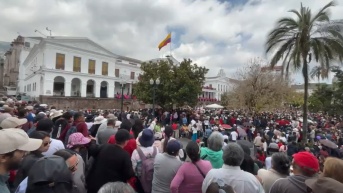 Personas congregadas en la Plaza de la Independencia, Centro de Quito. (Ecuavisa / Patricio Díaz)