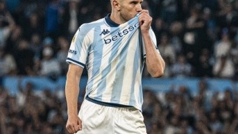 Adrián Martínez, delantero de Racing, celebra el pase a semifinales del torneo Clausura de Argentina (Foto: Internet)
