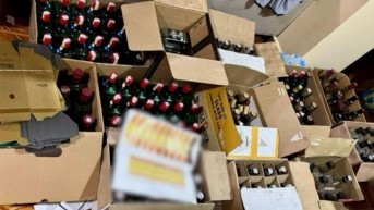 Docenas de botellas de alcohol que fueron incautadas. (Fiscalía)