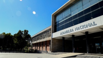 La puerta principal del edificio de la Asamblea Nacional, en Quito. (Flickr de la Asamblea Nacional.)