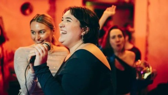 Cantar con otros puede ser más beneficioso que cantar solos. (GETTY IMAGES)