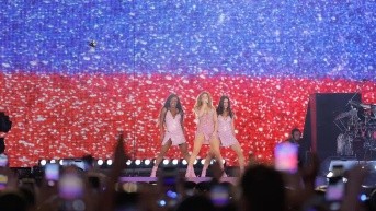 La cantante colombiana Shakira se presenta con su gira Las Mujeres Ya No Lloran World Tour este viernes, en Buenos Aires, Argentina. (( Foto: EFE ))