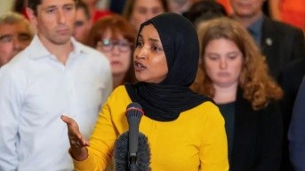 Trump criticó a Ilhan Omar, una somalí-estadounidense que representa a un distrito de Minnesota en el Congreso. (Reuters)