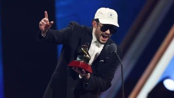 Bad Bunny cuando recibió el premio Álbum del Año por "DeBI TIRAR MaS FOTos" durante la 26a Entrega Anual de los Premios Grammy Latinos en el MGM Grand Garden Arena en Las Vegas, Nevada, el 13 de noviembre de 2025. (Foto por Valerie Macon / AFP)