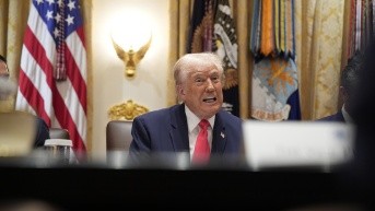 El presidente de EE. UU., Donald J. Trump, ofrece unas palabras iniciales durante una reunión con su Gabinete en la Sala del Gabinete de la Casa Blanca, en Washington D. C., Estados Unidos.  GRIPAS (EFE)