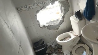 Pared rota por delincuentes en robo de un local comercial. (Ecuavisa)