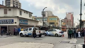 Una mujer murió tras recibir un disparo en la cabeza durante una persecución policial en el centro de Guayaquil. (Captura de video)