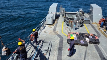 Personal de la Armada incautó 64 bultos con droga a 300 millas náuticas de Galápagos (Armada del Ecuador)