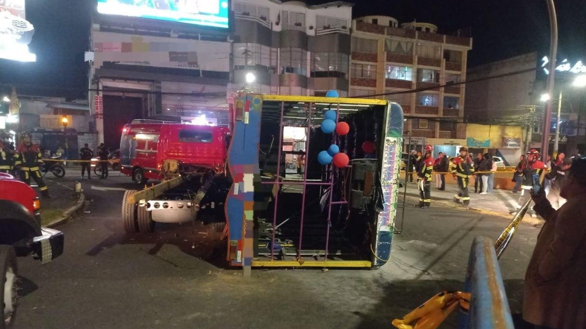 Una chiva volcada en una vía de Quito este 4 de diciembre. (Cortesía)