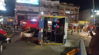 Una chiva volcada en una vía de Quito este 4 de diciembre. (Cortesía)