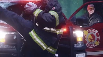 Bomberos de la Isla Pender recreando la escena de béisbol de Crepúsculo. (@penderfire)