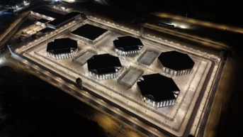 La cárcel, ubicada cerca de la comuna Juntas del Pacífico, es el proyecto emblemático del Gobierno de Daniel Noboa. (Tomada de la cuenta de X @JohnReimberg)