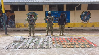 Miembros de las Fuerzas Armadas junto a material incautado usado en la minería ilegal. (Cortesía)