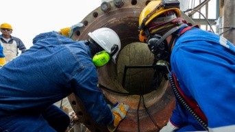 Técnicos revisan la Unidad de Craqueo Catalítico Fluidizado (FCC) de la Refinería Esmeraldas. (Petroecuador)