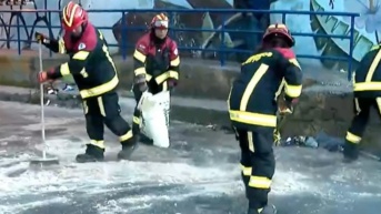 Los efectivos del Cuerpo de Bomberos de Quito limpiaron la calzada con material absorbente. (Captura de pantalla)