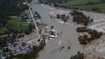 Una imagen aérea tomada desde un helicóptero muestra las áreas afectadas por las inundaciones en Lokop, Aceh Oriental, Indonesia, el 4 de diciembre de 2025. (HOTLI SIMANJUNTAK / EFE)