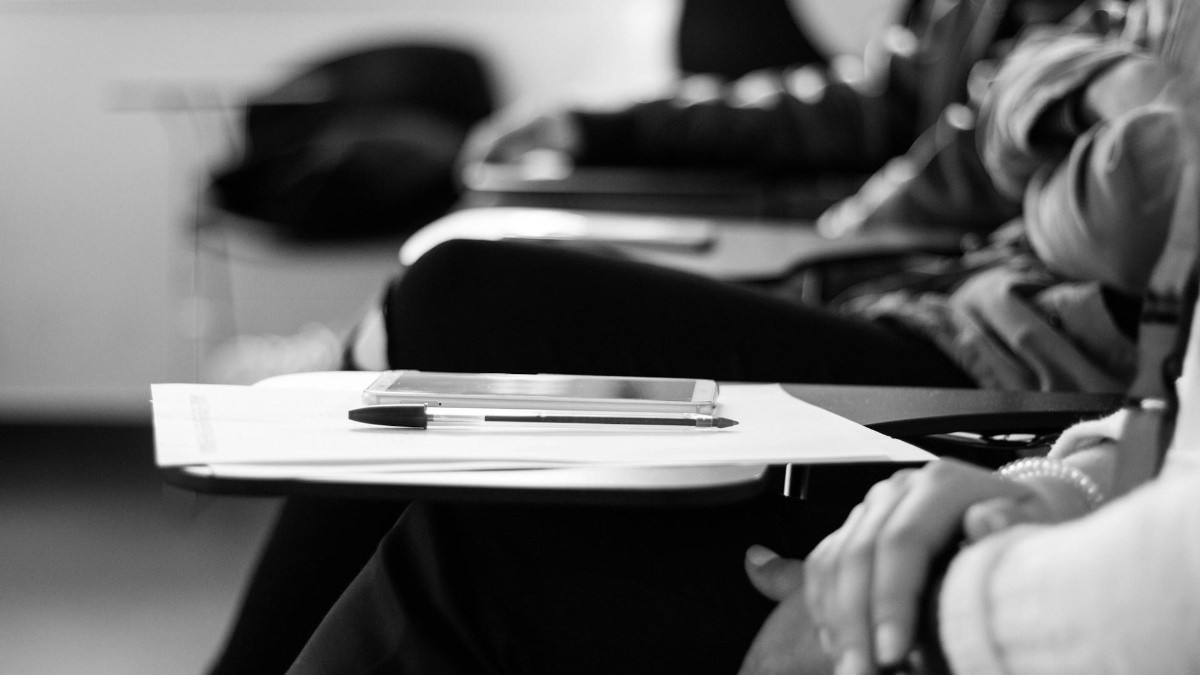 Imagen referencial de estudiantes universitarios. (Foto de Miguel Henriques en Unsplash)