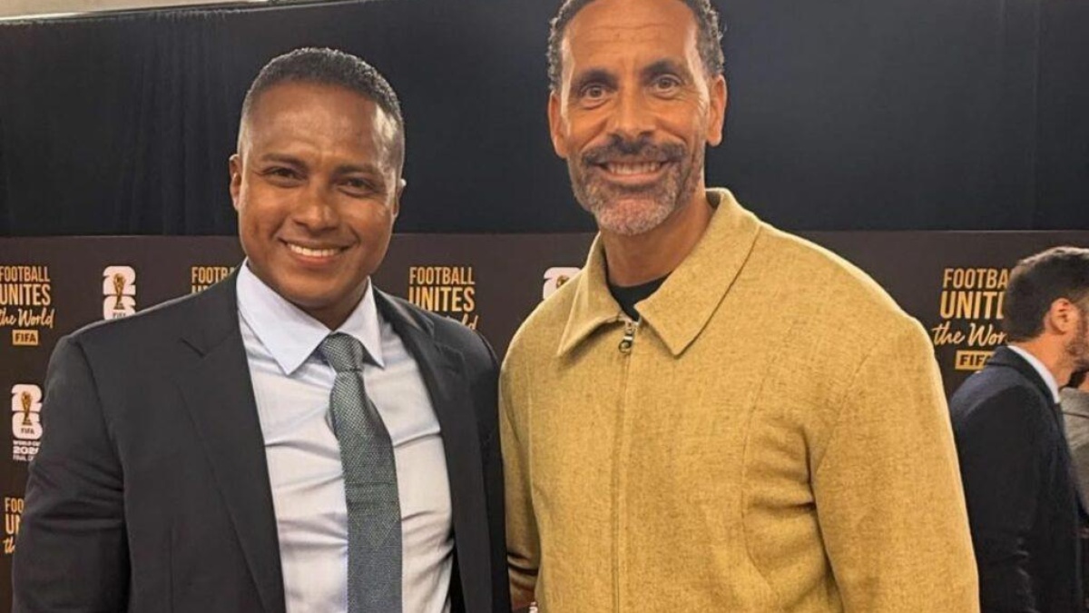 Antonio Valencia junto a Rio Fernidand. (REDES)