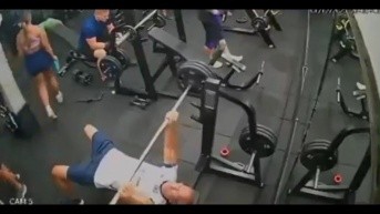 Hombre muere tras ser impactado con una barra en un gimnasio. (Captura de pantalla)