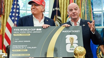 El presidente de los Estados Unidos, Donald Trump, y el presidente de la FIFA, Gianni Infantino, el día en el que anunciaron la fecha del sorteo del Mundial 2026, el pasado 22 de agosto. (EFE)