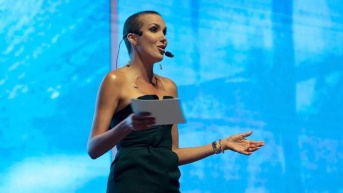 La Flaca Guerrero durante su intervención en el evento organizado por la Cámara de Comercio de Guayaquil, el 4 de diciembre de 2025. (Instagram: @flacaguerrerog)