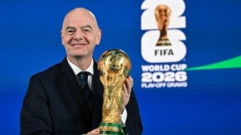 El presidente de la FIFA Gianni Infantino posa con el trofeo de la Copa del Mundo. (AFP)