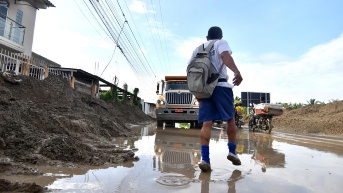 Imagen de marzo de 2025. Un hombre cruza por un camino en Charapotó, cantón Sucre, provincia de Manabí. (Ariel Ochoa / API)