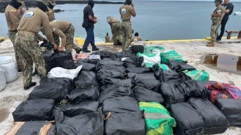 El operativo se realizó el miércoles y este jueves la droga llegó a la base de la Armada en la isla de San Cristóbal. (Armada del Ecuador)