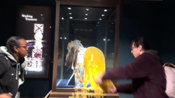 Los activistas lanzan masa de galletas y natilla sobre las Joyas de la Corona. (Foto: Internet)