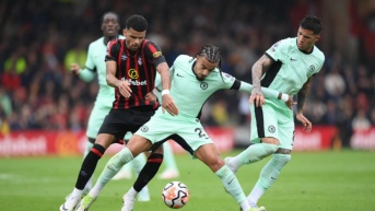 Jugadores de ambos clubes disputando el balón. (Chelsea)