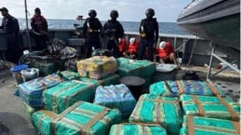 Fuerzas de seguridad de Ecuador y Estados Unidos realizaron la incautación de 4,6 toneladas de droga en altamar. (Ministerio de Defensa Nacional de Ecuador)