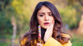 Lo que el azúcar le hace a tus dientes y las claves para evitar el daño. (BBC News Mundo)