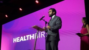 Foto de Édgar Lama, exministro de Salud y expresidente del Consejo Directivo del IESS, durante un evento con Healthbird en Ecuador. (Ministerio de Salud)