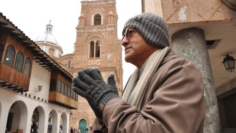 Foto de archivo de un hombre con frío por las bajas temperaturas. (API)
