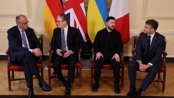 FOTODELDÍA Londres (Reino Unido), 08/12/2025.- (De izq. a der.) El canciller alemán, Friedrich Merz; el primer ministro británico, Keir Starmer; el presidente ucraniano, Volodímir Zelenski; y el presidente francés, Emmanuel Macron, se reúnen antes de una reunión en el número 10 de Downing Street, Londres, Reino Unido. (ADRIAN DENNIS / POOL / EFE)