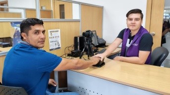 Un usuario es atendido en una agencia del Registro Civil. (Cortesía del Registro Civil)