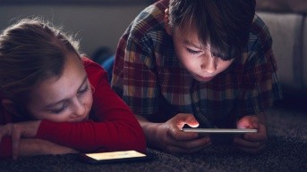 Foto referencial a niños en el uso no controlado de redes sociales (Internet)