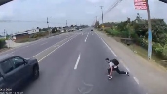 De acuerdo con información del ECU 911, el hecho ocurrió alrededor de las 13:20 en la carretera E-25, cerca del recinto El Deseo. (Captura de video)