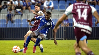 Jugadores de ambos clubes disputando el balón. (API)