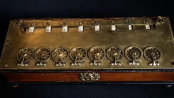 La pascalina era capaz de realizar sumas, restas, multiplicaciones y divisiones, y la que nos atañe mide 36 x 12,5 x 6,5 cm. (Getty Images)