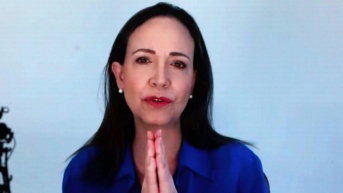 Imagen reciente de la líder de la oposición venezolana María Corina Machado (en pantalla). (Paolo Aguilar / EFE)