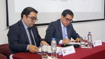 Jhoel Escudero (izq.), presidente de la Corte Constitucional, y José Suing (der.), presidente de la Corte Nacional, firman el acuerdo. (Corte Nacional)