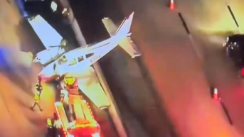 Avioneta se estrella contra un vehículo durante aterrizaje de emergencia. (RRSS)