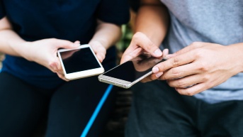 Teléfonos transfiriendo archivos. (Freepik)