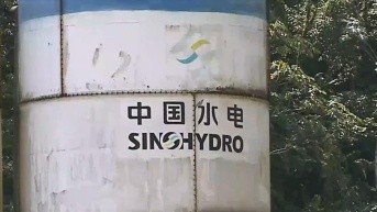 La imagen muestra el logotipo y el nombre de la empresa china Sinohydro Corporation. (Foto: Televistazo)